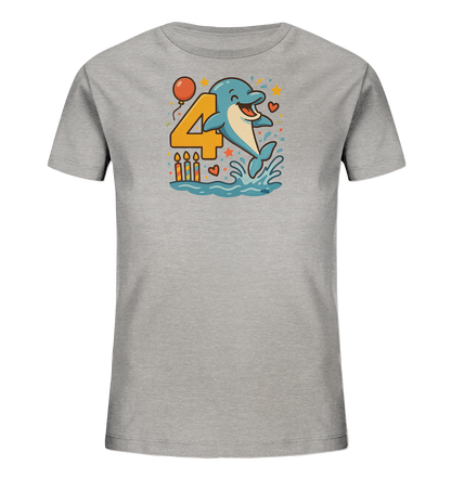 Onlineshop Shirts fuer Kinder - Das Bild zeigt ein hellgraues Kinder-T-Shirt mit einem farbenfrohen Druck. Zentral im Design steht die grosse gelbe Zahl '4' neben einem froehlichen, springenden Cartoon-Delfin. Um die Hauptmotive herum sind verspielte Elemente wie ein Ballon, Kerzen, Sterne und Herzen platziert. Das Design auf der Vorderseite des Shirts vermittelt eine froehliche und festliche Stimmung, passend fuer einen Anlass wie einen Geburtstag.