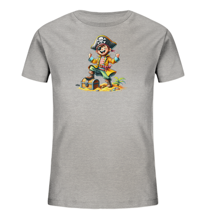 Onlineshop Shirts fuer Kinder - Dieses graue Kinder-T-Shirt zeigt eine lebhafte Illustration eines gluecklichen jungen Piraten. Der Pirat steht triumphierend auf einer Schatzkiste inmitten einer sommerlichen Strandszene mit Palmen und Steinen. Die Darstellung ist detailreich und faengt die Freude ueber den gefundenen Schatz ein. Ein ideales Motiv fuer kleine Abenteurer.