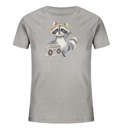 Onlineshop Shirts fuer Kinder - Das Bild zeigt ein graues Kinder-T-Shirt mit einem froehlichen Waschbaer-Motiv auf der Vorderseite. Der Waschbaer traegt ein farbenfrohes Halstuch und haelt einen detailreichen Ghettoblaster. Er hat eine verspielte Haltung mit offenem Mund und ausgestreckter Hand. Das Design verleiht dem Shirt einen coolen und lustigen Look.
