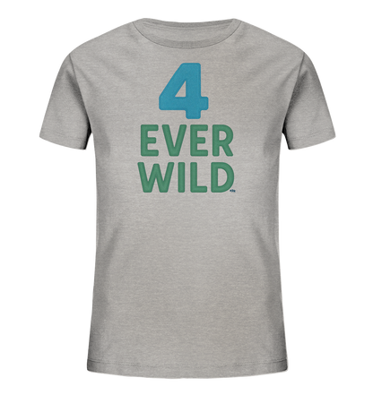 Onlineshop Shirts fuer Kinder - Das Bild zeigt ein graues Kinder-T-Shirt, das auf der Vorderseite bedruckt ist. Oben ist eine grosse blaue Zahl '4' platziert. Darunter steht in gruenen Grossbuchstaben der Schriftzug 'EVER WILD'. Das schlichte Design hebt die farbigen Elemente auf dem grauen Stoff hervor.