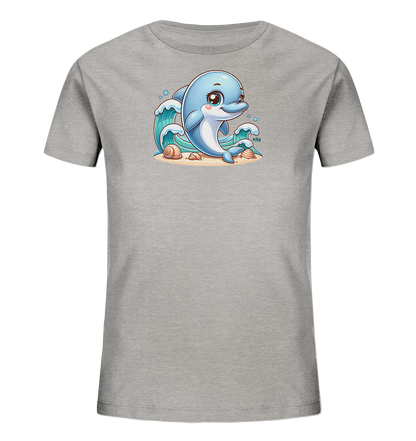 Onlineshop Shirts fuer Kinder - Das Bild zeigt ein graues Kinder-T-Shirt mit einem niedlichen Motiv eines blauen Zeichentrick-Delfins auf der Vorderseite. Der Delfin sitzt auf einer sandigen Oberflaeche, umgeben von stilisierten blauen Wellen und Muscheln. Er hat grosse, ausdrucksstarke Augen und laechelt. Dieses Design vermittelt eine froehliche Meeresstimmung.
