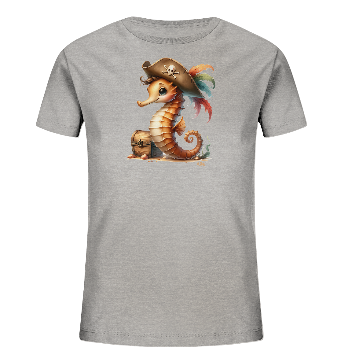 Onlineshop Shirts fuer Kinder - Das Bild zeigt ein graues T-Shirt mit einem aufgedruckten Motiv eines niedlichen Seepferdchens im Piraten-Look. Das Seepferdchen traegt einen Piratenhut mit Totenkopf und bunten Federn und steht neben einer kleinen Schatztruhe. Die Szene spielt auf sandigem Untergrund mit Muscheln und Seegras, was dem Design eine maritime Note verleiht. Die Illustration ist farbenfroh und detailreich gestaltet, passend fuer Abenteuerlustige.