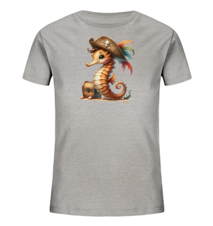 Onlineshop Shirts fuer Kinder - Das Bild zeigt ein graues T-Shirt mit einem aufgedruckten Motiv eines niedlichen Seepferdchens im Piraten-Look. Das Seepferdchen traegt einen Piratenhut mit Totenkopf und bunten Federn und steht neben einer kleinen Schatztruhe. Die Szene spielt auf sandigem Untergrund mit Muscheln und Seegras, was dem Design eine maritime Note verleiht. Die Illustration ist farbenfroh und detailreich gestaltet, passend fuer Abenteuerlustige.