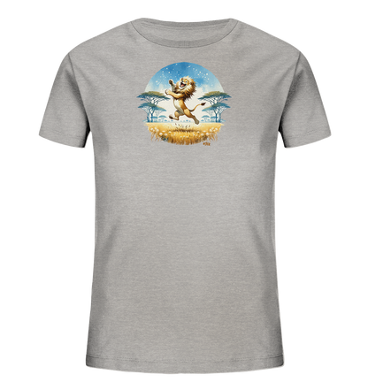 Onlineshop Shirts fuer Kinder - Das Bild zeigt ein hellgraues Kinder-T-Shirt mit einem farbenfrohen Rundmotiv. Darauf ist ein froehlicher, springender Cartoon-Loewe in einer Savannenlandschaft abgebildet. Die Szene umfasst Baeume, hohes Gras und einen Himmel mit Sternen. Das Design ist lebendig und verspielt, perfekt fuer kleine Abenteurer.