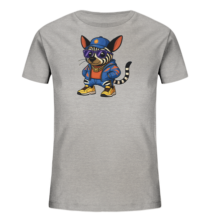 Onlineshop Shirts fuer Kinder - Das Bild zeigt ein hellgraues Kinder-T-Shirt mit einem auffaelligen Aufdruck. Darauf ist eine gestreifte, katzenartige Figur in laessiger Streetwear-Kleidung abgebildet. Die Figur traegt eine blaue Kappe, Sonnenbrille und eine Goldkette, ergaenzt durch eine blaue Jacke, orangefarbenes Oberteil und gelbe Sneakers. Die Darstellung wirkt modern und stylisch.