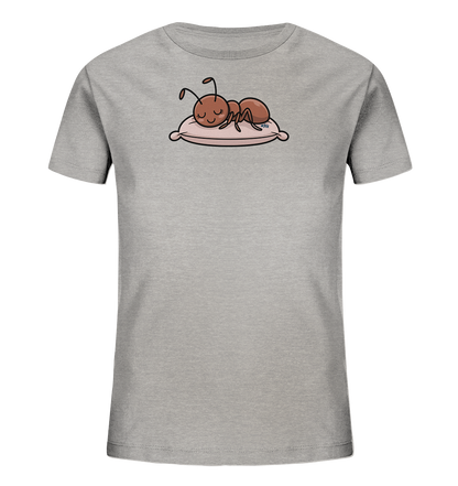 Onlineshop Shirts fuer Kinder - Das Bild zeigt ein hellgraues Kinder-T-Shirt. Auf der Vorderseite befindet sich eine niedliche Grafik einer schlafenden Ameise. Die Ameise ruht friedlich auf einem rosafarbenen Kissen, ihre Augen sind geschlossen. Das Design verleiht dem Shirt einen ruhigen und verspielten Charakter.