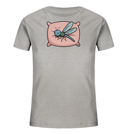 Onlineshop Shirts fuer Kinder - Das Bild zeigt ein hellgraues Kinder-T-Shirt mit einem niedlichen Motiv auf der Vorderseite. Dort ist eine gruene Libelle abgebildet, die friedlich auf einem rosafarbenen Kissen liegt. Die Libelle hat geschlossene Augen und einen laechelnden Ausdruck, was dem Design eine ruhige und entspannte Atmosphaere verleiht. Das Kissen ist in einem zarten Rosa gehalten und betont die sanfte Farbgebung des Motivs.