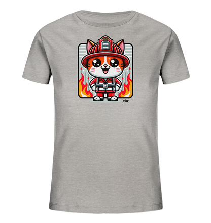 Onlineshop Shirts fuer Kinder - Das Bild zeigt ein graues Kinder-T-Shirt mit einem auffaelligen Aufdruck auf der Vorderseite. Der Aufdruck stellt eine niedliche, cartoonartige Katze in einer roten Feuerwehruniform dar. Die Katze traegt einen Helm und steht vor einem Hintergrund mit horizontalen Streifen und stilisierten Flammen. Das Design ist farbenfroh und vermittelt einen heldenhaften und verspielten Eindruck.