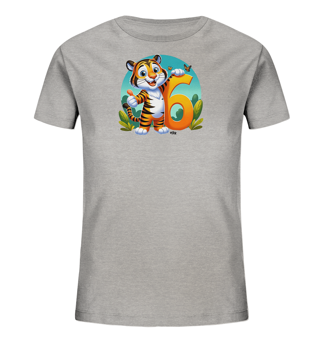 Onlineshop Shirts fuer Kinder - Das Bild zeigt ein graues T-Shirt fuer Kinder mit einem froehlichen Aufdruck. Ein lachender Cartoon-Tiger steht neben der grossen orangefarbenen Zahl '6'. Der Tiger gibt einen Daumen hoch, waehrend ein Schmetterling ueber der Zahl fliegt. Gruene Pflanzen umrahmen das Motiv auf dem hellblauen Hintergrund.