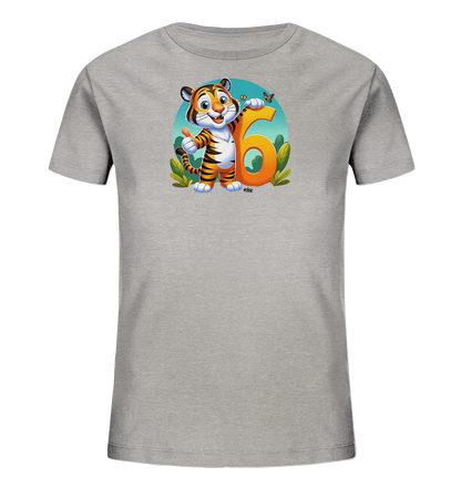 Onlineshop Shirts fuer Kinder - Das Bild zeigt ein graues T-Shirt fuer Kinder mit einem froehlichen Aufdruck. Ein lachender Cartoon-Tiger steht neben der grossen orangefarbenen Zahl '6'. Der Tiger gibt einen Daumen hoch, waehrend ein Schmetterling ueber der Zahl fliegt. Gruene Pflanzen umrahmen das Motiv auf dem hellblauen Hintergrund.