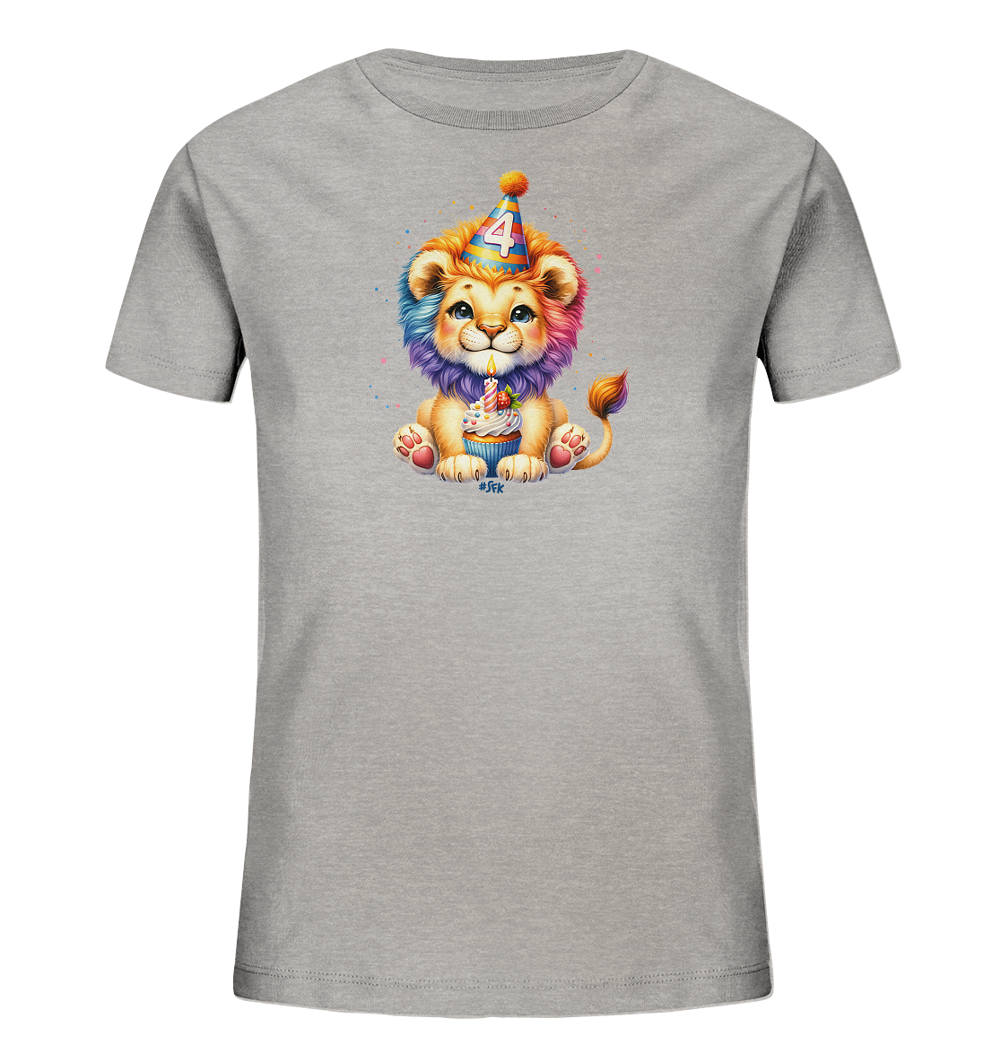 Onlineshop Shirts für Kinder - Dieses Bild zeigt ein hellgraues Kinder-T-Shirt mit einem farbenfrohen Druck. Darauf ist ein niedlicher Cartoon-Löwe abgebildet, der eine bunte Partyhüte mit der Zahl 4 trägt und einen Cupcake mit Kerze hält. Der Löwe hat eine Regenbogenmähne und einen freundlichen Ausdruck, umgeben von kleinen, farbigen Farbspritzern. Das Design ist perfekt für einen vierten Geburtstag.