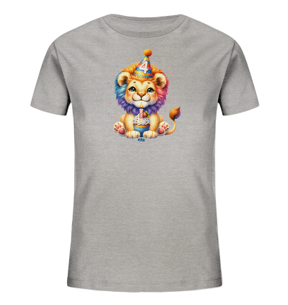 Onlineshop Shirts für Kinder - Dieses Bild zeigt ein hellgraues Kinder-T-Shirt mit einem farbenfrohen Druck. Darauf ist ein niedlicher Cartoon-Löwe abgebildet, der eine bunte Partyhüte mit der Zahl 4 trägt und einen Cupcake mit Kerze hält. Der Löwe hat eine Regenbogenmähne und einen freundlichen Ausdruck, umgeben von kleinen, farbigen Farbspritzern. Das Design ist perfekt für einen vierten Geburtstag.