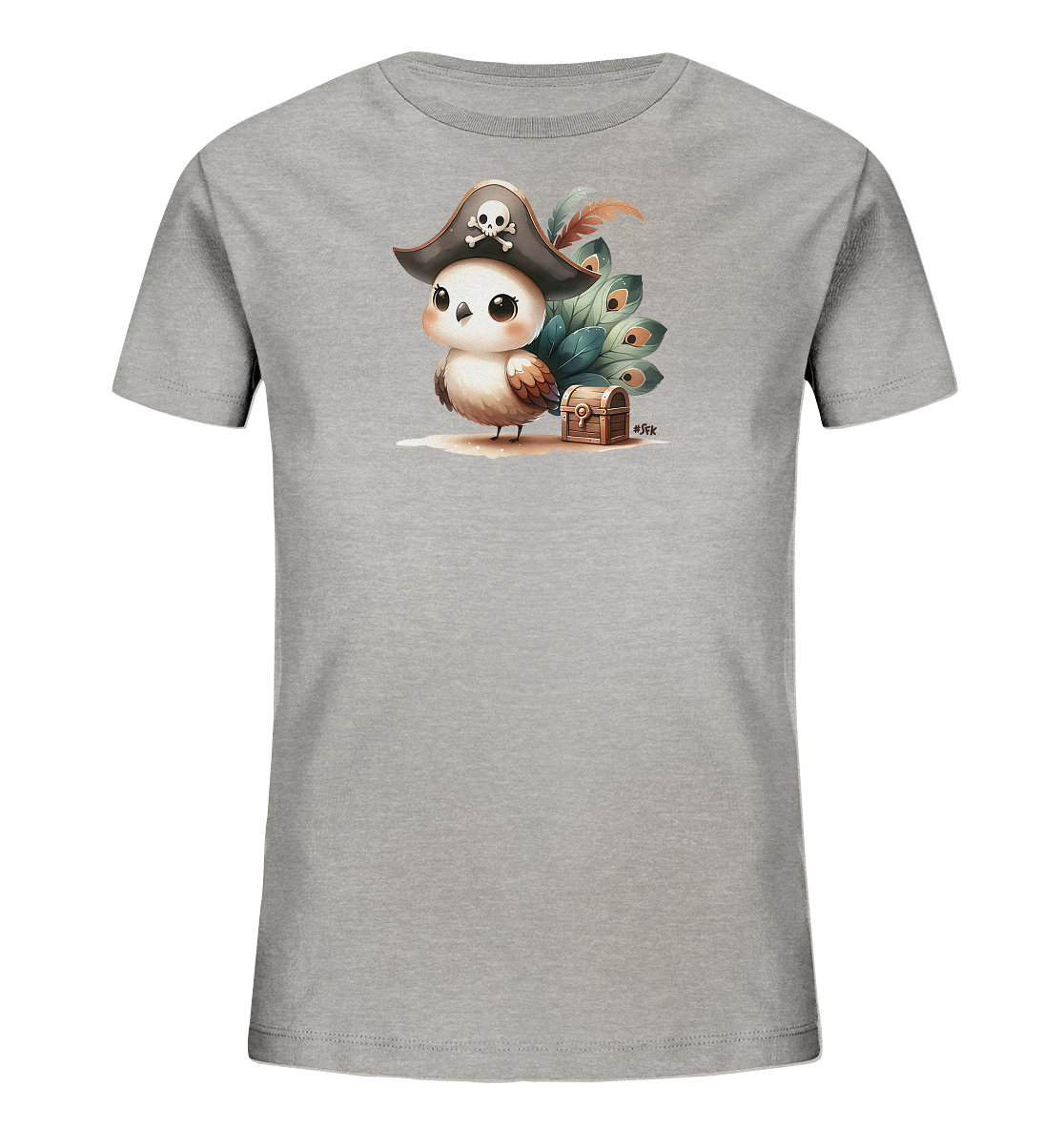 Onlineshop Shirts fuer Kinder - Das Bild zeigt ein graues Kinder-T-Shirt mit einem lustigen Motiv. Abgebildet ist ein niedliches, cartoonhaftes Wesen mit einer Piratenmuetze, das neben einer kleinen Schatztruhe steht. Grosse gruene Blaetter und braune Federn bilden den Hintergrund der Szene. Das Design ist detailreich und weckt Abenteuerlust.