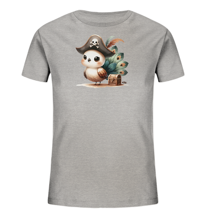 Onlineshop Shirts fuer Kinder - Das Bild zeigt ein graues Kinder-T-Shirt mit einem lustigen Motiv. Abgebildet ist ein niedliches, cartoonhaftes Wesen mit einer Piratenmuetze, das neben einer kleinen Schatztruhe steht. Grosse gruene Blaetter und braune Federn bilden den Hintergrund der Szene. Das Design ist detailreich und weckt Abenteuerlust.