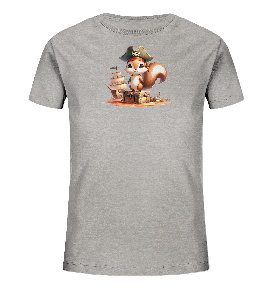 Onlineshop Shirts fuer Kinder - Das Bild zeigt ein hellgraues T-Shirt mit einem niedlichen Aufdruck eines Eichhoernchens. Das Eichhoernchen traegt einen Piratenhut und steht auf einer Schatzkiste. Im Hintergrund ist ein grosses Segelschiff auf dem Wasser zu sehen. Das gesamte Design praesentiert ein charmantes Piratenthema auf einem sandigen Untergrund.