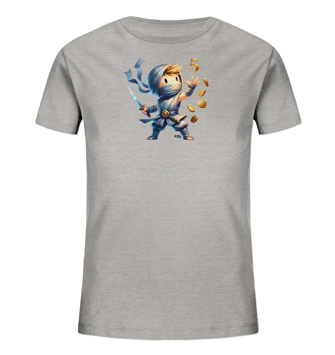 Onlineshop Shirts fuer Kinder - Das Bild zeigt ein graues T-Shirt fuer Kinder mit einem kreativen Druck. Der Druck zeigt eine cartoonartige Figur, die wie ein kleiner Ninja oder Samurai gekleidet ist, eine Klinge haelt und goldene Muenzen in die Luft wirft. Neben der Figur ist eine grosse, goldene Zahl '5' zu sehen, passend zu den Muenzen, auf denen ebenfalls die Ziffer 5 abgebildet ist. Das Motiv wirkt dynamisch und verspielt.