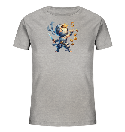 Onlineshop Shirts fuer Kinder - Das Bild zeigt ein graues T-Shirt fuer Kinder mit einem kreativen Druck. Der Druck zeigt eine cartoonartige Figur, die wie ein kleiner Ninja oder Samurai gekleidet ist, eine Klinge haelt und goldene Muenzen in die Luft wirft. Neben der Figur ist eine grosse, goldene Zahl '5' zu sehen, passend zu den Muenzen, auf denen ebenfalls die Ziffer 5 abgebildet ist. Das Motiv wirkt dynamisch und verspielt.