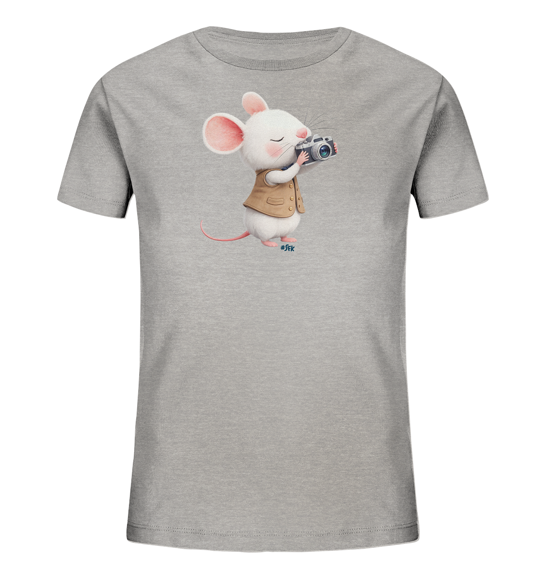 Onlineshop Shirts fuer Kinder - Das Bild zeigt ein hellgraues T-Shirt fuer Kinder. Auf der Vorderseite ist eine niedliche weisse Maus abgebildet, die eine braune Weste traegt. Die Maus haelt eine Vintage-Kamera in den Pfoten und scheint gerade ein Foto zu machen, wobei ihre Augen geschlossen sind. Das Design wirkt verspielt und liebevoll gestaltet.