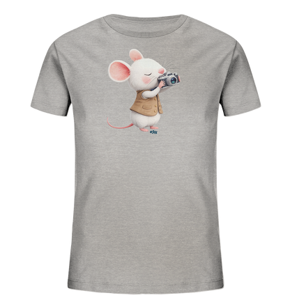 Onlineshop Shirts fuer Kinder - Das Bild zeigt ein hellgraues T-Shirt fuer Kinder. Auf der Vorderseite ist eine niedliche weisse Maus abgebildet, die eine braune Weste traegt. Die Maus haelt eine Vintage-Kamera in den Pfoten und scheint gerade ein Foto zu machen, wobei ihre Augen geschlossen sind. Das Design wirkt verspielt und liebevoll gestaltet.