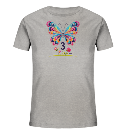 Onlineshop Shirts fuer Kinder - Das Bild zeigt ein graues Kinder T-Shirt mit einem auffaelligen Schmetterlingsmotiv auf der Vorderseite. Der Schmetterling ist detailreich gestaltet und in lebendigen, bunten Farben gehalten. Unter dem Schmetterling befindet sich die Zahl '3' neben stilisierten Blumen. Das Design wirkt verspielt und farbenfroh.
