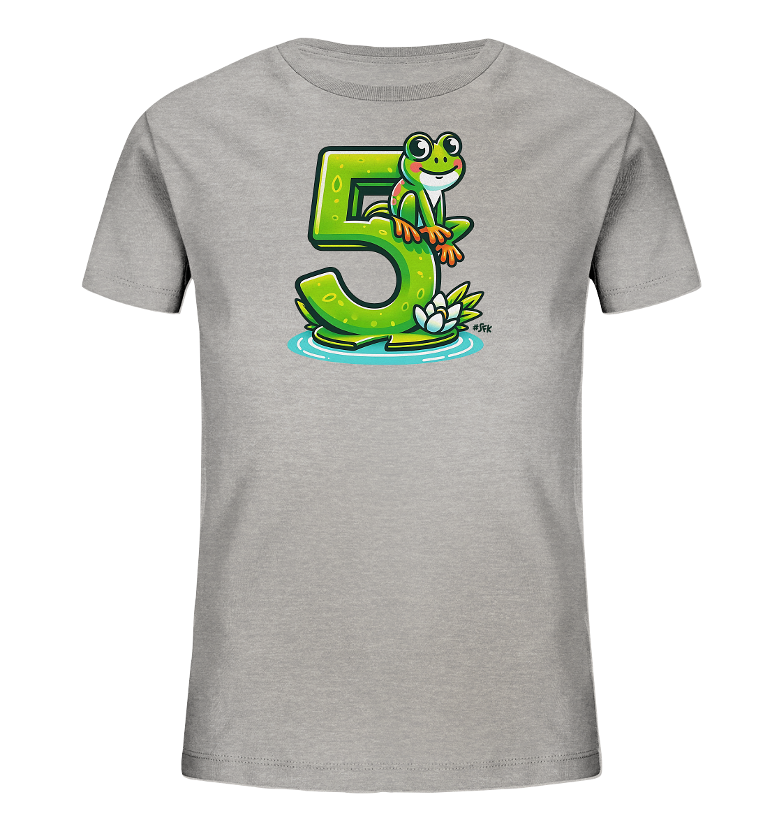 Onlineshop Shirts für Kinder - Das Bild zeigt ein graues Kinder T-Shirt mit einem farbenfrohen Druck auf der Vorderseite. Das Motiv besteht aus einer großen, leuchtend grünen Zahl 5, auf der ein fröhlicher, cartoonhafter Frosch sitzt. Die Zahl 5 scheint auf einem Seerosenblatt im Wasser zu stehen, daneben schwimmt eine weiße Lotusblume. Das gesamte Design ist verspielt und ansprechend gestaltet.