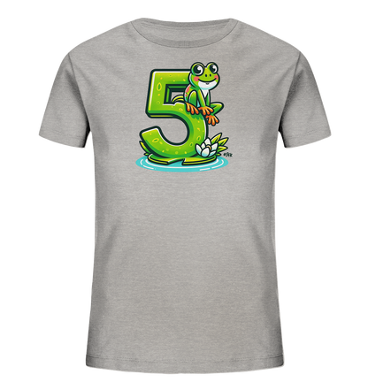 Onlineshop Shirts für Kinder - Das Bild zeigt ein graues Kinder T-Shirt mit einem farbenfrohen Druck auf der Vorderseite. Das Motiv besteht aus einer großen, leuchtend grünen Zahl 5, auf der ein fröhlicher, cartoonhafter Frosch sitzt. Die Zahl 5 scheint auf einem Seerosenblatt im Wasser zu stehen, daneben schwimmt eine weiße Lotusblume. Das gesamte Design ist verspielt und ansprechend gestaltet.