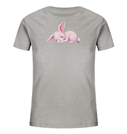Onlineshop Shirts fuer Kinder - Das Bild zeigt ein hellgraues T-Shirt fuer Kinder. Auf der Vorderseite ist ein niedliches, schlafendes Haeschen in einem sanften Rosaton abgebildet. Das Haeschen liegt zusammengerollt da, mit geschlossenen Augen und herabhaengenden Ohren. Das Motiv wirkt friedlich und liebevoll gestaltet.