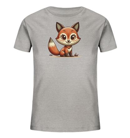 Onlineshop Shirts fuer Kinder - Dieses graue Kinder-T-Shirt praesentiert eine liebevolle Illustration eines jungen Fuchses auf der Vorderseite. Der Fuchs sitzt aufrecht und blickt mit grossen, aufmerksamen Augen geradeaus. Das Motiv nutzt warme Erdtoene und zeigt den kleinen Fuchs auf einem Stueck Boden sitzend. Das Design wirkt freundlich und kindgerecht.
