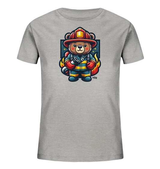 Onlineshop Shirts fuer Kinder - Das Bild zeigt ein graues Kinder-T-Shirt mit einem detaillierten Cartoon-Motiv auf der Vorderseite. Die Illustration zeigt einen kleinen Baeren in voller Feuerwehrmontur, komplett mit Helm und einem Schlauch in den Pfoten. Um den Baeren herum sind stilisiert Flammen und Sterne dargestellt. Das Design ist farbenfroh und spricht Kinder an.