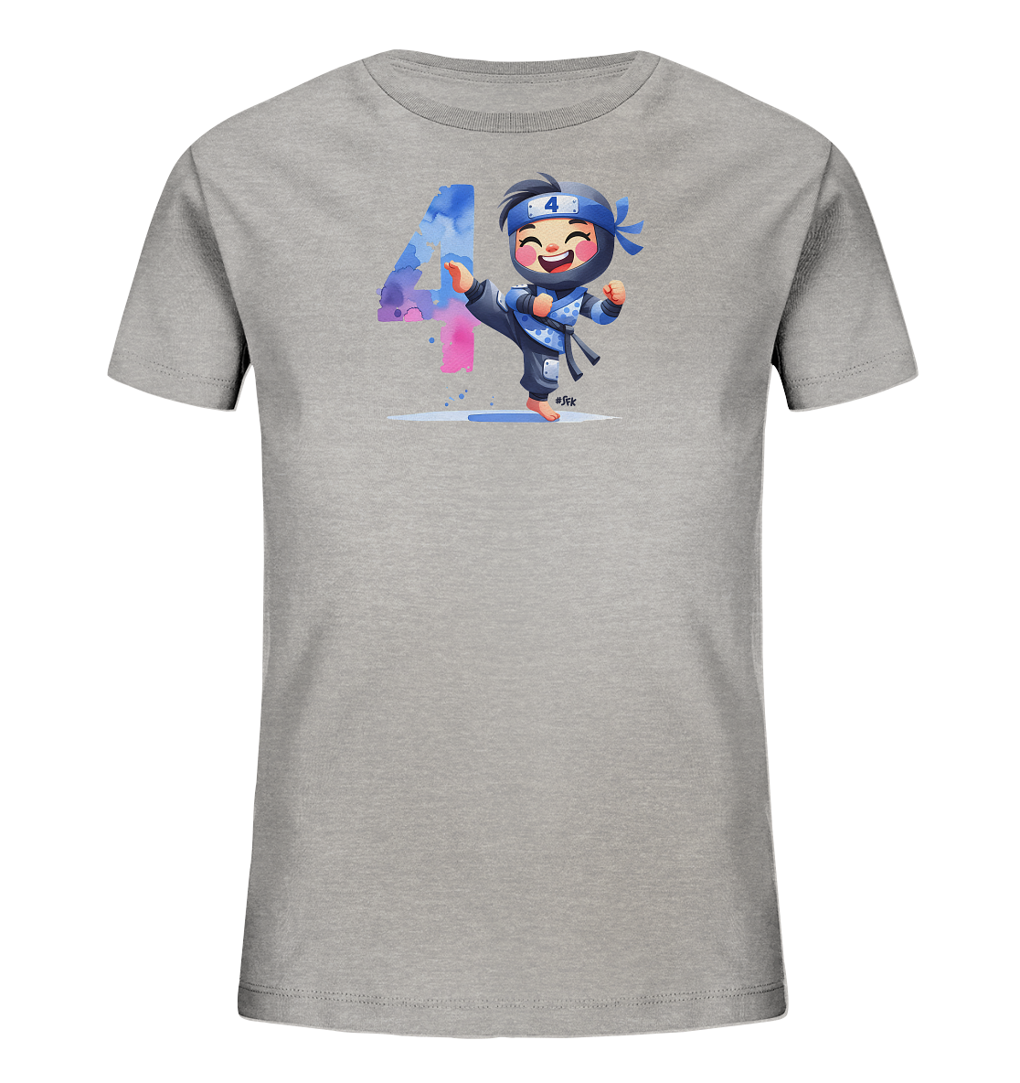 Onlineshop Shirts fuer Kinder - Dieses graue Kinder-T-Shirt zeigt eine froehliche Cartoon-Figur in einem blauen Ninja-Outfit, die einen Tritt ausfuehrt. Neben der Figur ist eine grosse Zahl '4' im Aquarell-Stil in Blau- und Rosatoenen dargestellt. Die Figur traegt ebenfalls eine kleine '4' auf ihrem Stirnband. Das Design wirkt dynamisch und verspielt, ideal fuer aktive Kinder.