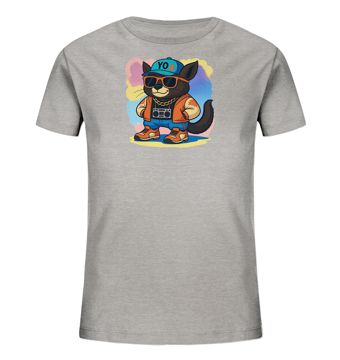 Onlineshop Shirts fuer Kinder - Das Bild zeigt ein hellgraues Kinder-T-Shirt mit einer coolen Cartoon-Katze als Motiv. Die Katze traegt eine blaue Kappe, Sonnenbrille, eine Goldkette mit Boombox und eine orangefarbene Jacke. Sie steht laessig mit den Haenden in den Hosentaschen vor einem bunten, abstrakten Hintergrund. Das Design wirkt modern und verspielt.