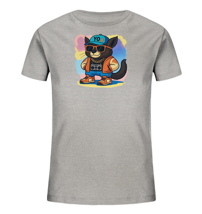 Onlineshop Shirts fuer Kinder - Das Bild zeigt ein hellgraues Kinder-T-Shirt mit einer coolen Cartoon-Katze als Motiv. Die Katze traegt eine blaue Kappe, Sonnenbrille, eine Goldkette mit Boombox und eine orangefarbene Jacke. Sie steht laessig mit den Haenden in den Hosentaschen vor einem bunten, abstrakten Hintergrund. Das Design wirkt modern und verspielt.