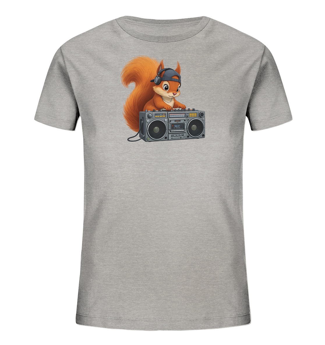 Onlineshop Shirts fuer Kinder - Das Bild zeigt ein hellgraues Kinder-T-Shirt mit einem auffaelligen Grafikdruck auf der Vorderseite. Die Grafik praesentiert ein cartoonhaftes, orangefarbenes Eichhoernchen, das eine umgedrehte Kappe und Kopfhoerer traegt. Das Eichhoernchen steht vor einem klassischen Boombox-Radiorekorder und scheint diesen zu bedienen. Das Design verleiht dem Shirt einen verspielten und musikalischen Charakter.