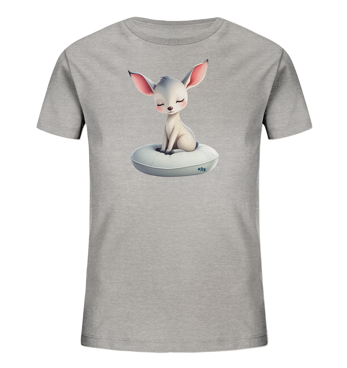 Onlineshop Shirts fuer Kinder - Das Bild zeigt ein graues Kinder-T-Shirt mit einem niedlichen Motiv auf der Vorderseite. Es ist ein helles Fantasietier mit grossen, rosafarbenen Ohren und geschlossenen Augen, das friedlich auf einem hellgrauen, ringfoermigen Kissen sitzt. Das Design wirkt verspielt und strahlt eine ruhige Atmosphaere aus.