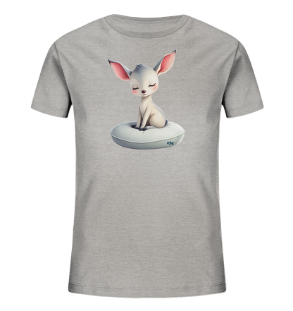 Onlineshop Shirts fuer Kinder - Das Bild zeigt ein graues Kinder-T-Shirt mit einem niedlichen Motiv auf der Vorderseite. Es ist ein helles Fantasietier mit grossen, rosafarbenen Ohren und geschlossenen Augen, das friedlich auf einem hellgrauen, ringfoermigen Kissen sitzt. Das Design wirkt verspielt und strahlt eine ruhige Atmosphaere aus.