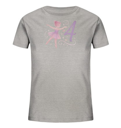 Onlineshop Shirts fuer Kinder - Dieses graue Kinder T-Shirt zeigt eine zarte Illustration einer jungen Ballerina in pinkem Kleid. Neben ihr ist eine grosse, stilisierte Zahl '4' in einem passenden Lila-Ton platziert. Das Design wird durch kleine Sterne, Schmetterlinge und verspielte Schnoerkel ergaenzt. Das gesamte Motiv strahlt eine leichte und anmutige Stimmung aus.