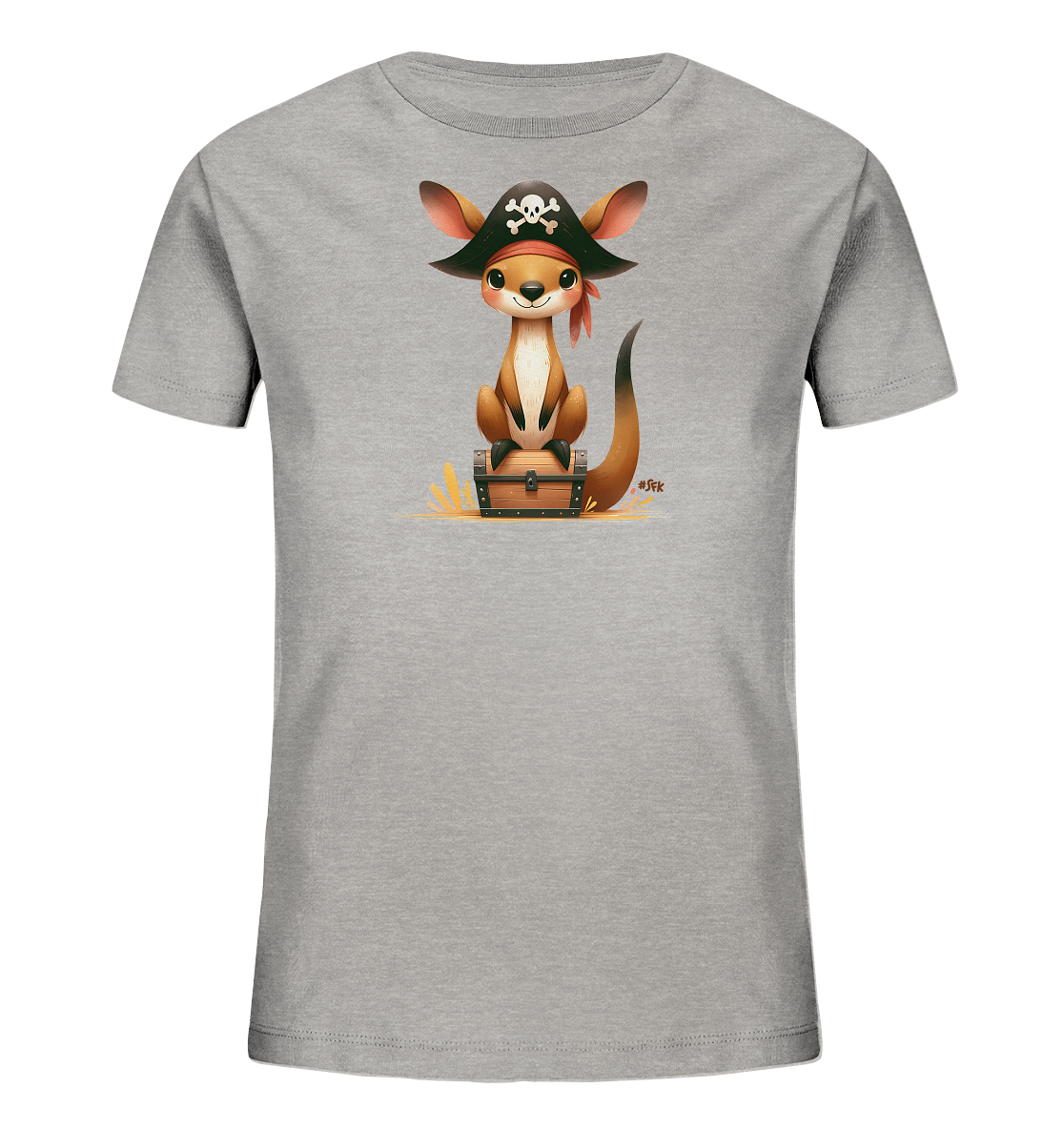 Onlineshop Shirts fuer Kinder - Dieses graue T-Shirt fuer Kinder zeigt eine suesse Illustration eines Kaengurus. Das Kaenguru traegt einen Piratenhut mit Totenkopf und ein rotes Bandana. Es sitzt auf einer Schatzkiste, die auf einem stilisierten Untergrund steht. Das Design ist kindgerecht und verspielt gestaltet.