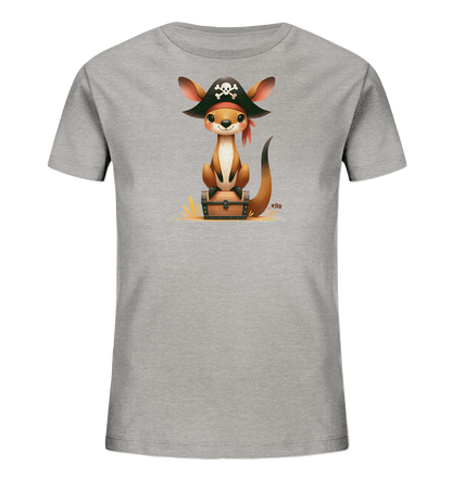 Onlineshop Shirts fuer Kinder - Dieses graue T-Shirt fuer Kinder zeigt eine suesse Illustration eines Kaengurus. Das Kaenguru traegt einen Piratenhut mit Totenkopf und ein rotes Bandana. Es sitzt auf einer Schatzkiste, die auf einem stilisierten Untergrund steht. Das Design ist kindgerecht und verspielt gestaltet.