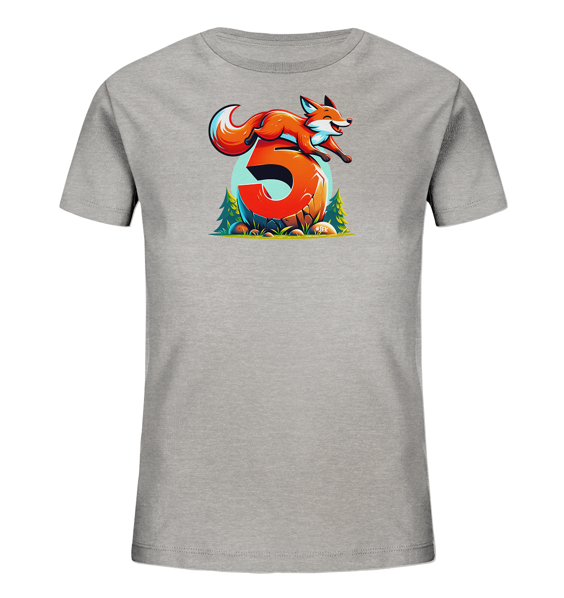 Onlineshop Shirts für Kinder - Das Bild zeigt ein graues Kinder-T-Shirt mit einem farbenfrohen Druck auf der Vorderseite. Im Mittelpunkt des Designs befindet sich eine große, orangefarbene Zahl '3', die eine Textur ähnlich wie Stein oder Holz aufweist. Ein orangefarbener Fuchs springt mit einem fröhlichen Ausdruck über die Oberseite der Zahl '3'. Das Motiv ist von einer stilisierten Darstellung von Bäumen, Steinen und Gras umgeben, mit einem hellblauen Kreis im Hintergrund.
