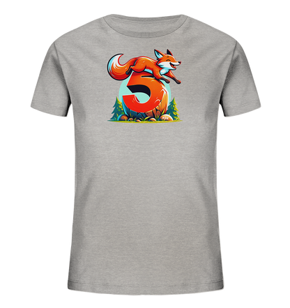 Onlineshop Shirts für Kinder - Das Bild zeigt ein graues Kinder-T-Shirt mit einem farbenfrohen Druck auf der Vorderseite. Im Mittelpunkt des Designs befindet sich eine große, orangefarbene Zahl '3', die eine Textur ähnlich wie Stein oder Holz aufweist. Ein orangefarbener Fuchs springt mit einem fröhlichen Ausdruck über die Oberseite der Zahl '3'. Das Motiv ist von einer stilisierten Darstellung von Bäumen, Steinen und Gras umgeben, mit einem hellblauen Kreis im Hintergrund.
