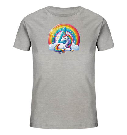 Onlineshop Shirts fuer Kinder - Das Bild zeigt ein graues Kinder T-Shirt mit einem farbenfrohen Aufdruck. Das Design stellt ein schlafendes Einhorn dar, das auf Wolken liegt. Hinter dem Einhorn spannt sich ein leuchtender Regenbogen, und ueber ihm ist die Zahl '4' in Blau zu sehen, umgeben von kleinen Sternen.