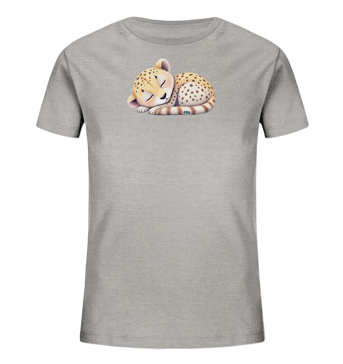 Onlineshop Shirts fuer Kinder - Das Bild zeigt ein graues T-Shirt fuer Kinder mit einem niedlichen Motiv. Auf der Vorderseite ist ein schlafendes Gepardenbaby abgebildet, das sich zusammengerollt hat. Es hat geschlossene Augen, charakteristische Punkte und einen gestreiften Schwanz. Das Design wirkt sanft und ansprechend, ideal fuer Kinder.