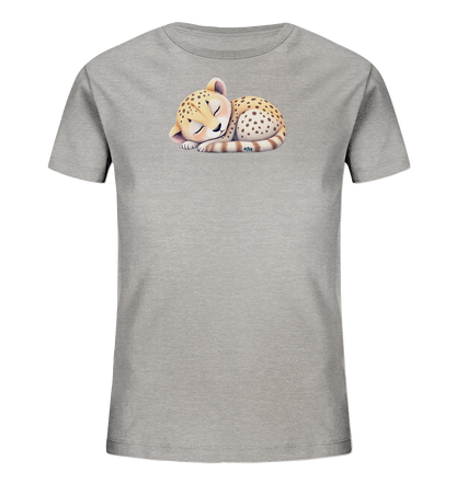 Onlineshop Shirts fuer Kinder - Das Bild zeigt ein graues T-Shirt fuer Kinder mit einem niedlichen Motiv. Auf der Vorderseite ist ein schlafendes Gepardenbaby abgebildet, das sich zusammengerollt hat. Es hat geschlossene Augen, charakteristische Punkte und einen gestreiften Schwanz. Das Design wirkt sanft und ansprechend, ideal fuer Kinder.