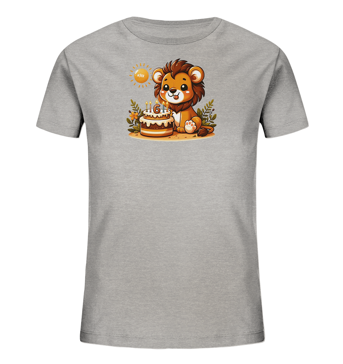 Onlineshop Shirts fuer Kinder - Das Bild zeigt ein graues Kinder-T-Shirt mit einem niedlichen Motiv eines cartoonhaften Loewen. Der Loewe sitzt neben einer Geburtstagstorte, auf der Kerzen und die Zahl Sechs zu sehen sind. Um den Loewen herum befinden sich Blaetter und Blumen. Im Hintergrund ist eine stilisiert gezeichnete Sonne abgebildet.