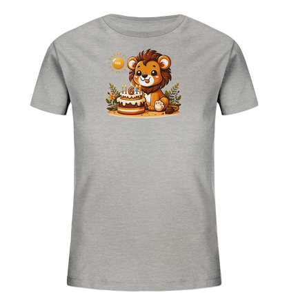 Onlineshop Shirts fuer Kinder - Das Bild zeigt ein graues Kinder-T-Shirt mit einem niedlichen Motiv eines cartoonhaften Loewen. Der Loewe sitzt neben einer Geburtstagstorte, auf der Kerzen und die Zahl Sechs zu sehen sind. Um den Loewen herum befinden sich Blaetter und Blumen. Im Hintergrund ist eine stilisiert gezeichnete Sonne abgebildet.