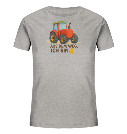 Onlineshop Shirts fuer Kinder - Das Bild zeigt ein hellgraues Kinder-T-Shirt. Auf der Vorderseite ist eine Illustration eines roten Traktors abgebildet, der auf einem beigefarbenen Untergrund steht. Darunter steht der Text "AUS DEM WEG, ICH BIN 4", wobei die Zahl 4 orange hervorgehoben ist. Das Design ist lustig und kindgerecht, besonders fuer kleine Traktor-Fans.