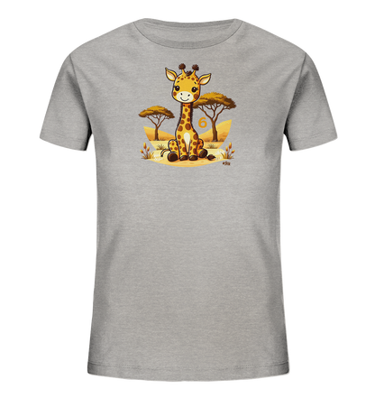 Onlineshop Shirts fuer Kinder - Das Bild zeigt ein graues T-Shirt mit einem verspielten Motiv einer sitzenden Giraffe. Die Giraffe, in einem freundlichen Cartoon-Stil, ist vor einem Hintergrund mit Savannenbaeumen und Gras abgebildet. Deutlich sichtbar neben der Giraffe steht die Zahl '6'. Das Design wirkt froehlich und farbenfroh, passend fuer ein Kinder T-Shirt.