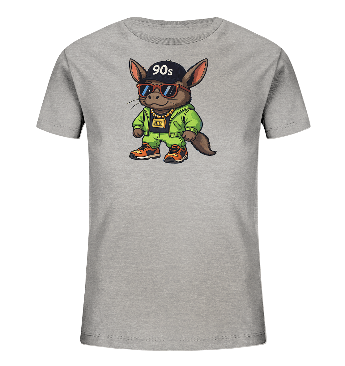 Onlineshop Shirts fuer Kinder - Dieses hellgraue Kinder-T-Shirt zeigt einen detaillierten Aufdruck eines Tieres im Streetwear-Stil. Es traegt eine gruene Jacke, eine goldene Kette, Sonnenbrillen und eine schwarze Kappe mit der Aufschrift '90s'. Das Design ist modern und verleiht dem Shirt einen laessigen und trendigen Look.