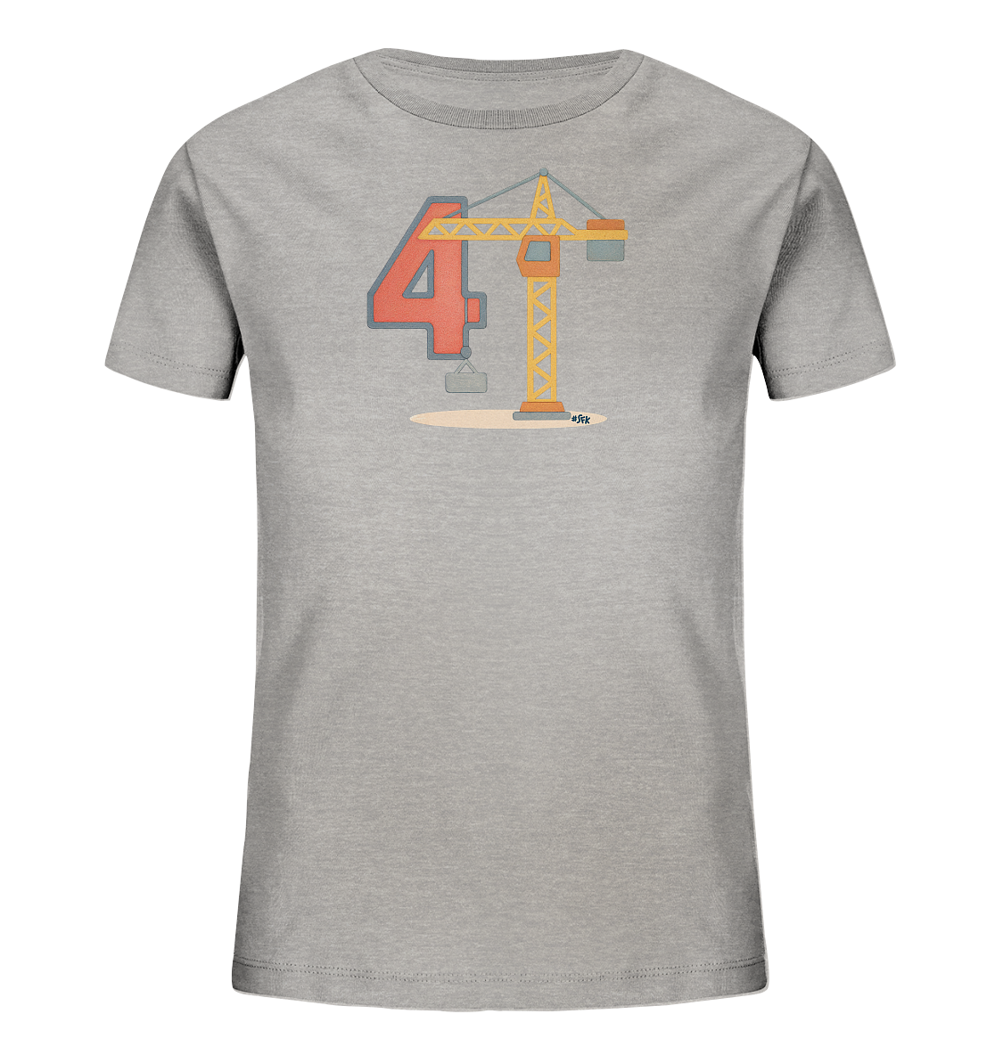 Onlineshop Shirts fuer Kinder - Das Bild zeigt ein graues T-Shirt fuer Kinder mit einem farbigen Aufdruck auf der Vorderseite. Der Aufdruck besteht aus einer grossen roten Zahl '4' und einem gelben Baukran daneben. Der Kran hat orangefarbene Details und hebt ein graues Gewicht, waehrend beide Elemente auf einer beigen Flaeche stehen. Die Gestaltung ist grafisch und klar, passend fuer Kindermode.