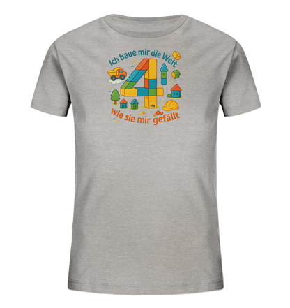 Onlineshop Shirts fuer Kinder - Das Bild zeigt ein hellgraues T-Shirt fuer Kinder mit einem farbenfrohen Aufdruck. Im Mittelpunkt steht eine grosse, aus bunten Bausteinen geformte Zahl '4'. Das Motiv wird ergaenzt durch Illustrationen von Haeusern, Baeumen, einem Baufahrzeug und einem Bauhelm, was ein verspieltes Bauthema darstellt. Oberhalb und unterhalb der Zahl ist ein Satz in Orange platziert, der sich auf das Bauen der Welt bezieht.